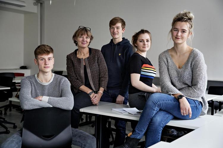 På Frederiksborg Gymnasium er Peter Bjerre Hansen, Matias Bundgaard-Nielsen, Sif Mathisen og Sidsel Dalitz Larsen glade for den hjælp, de får undervejs i danskopgaver og fysikrapporter. 
