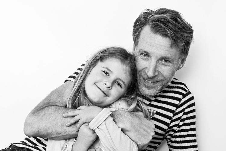 Ion Stephensen , 56 år, med Rose på 6 år. 