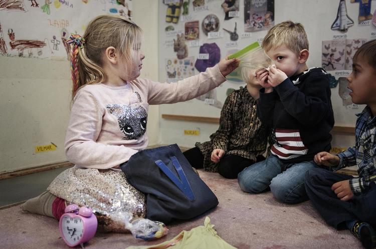 Når Mathilde, Emilie, Mads og Nicklas har udforsket bogstavposens ting, der alle begynder med V, bliver tingene fotograferet og hængt op på væggen. Billederne bliver også samlet i en mappe, der hedder ’Børnenes ordbog’. 