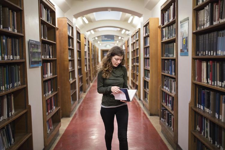 I travle tider står de studerende i kø for at få en plads på et af University College Londons i alt 17 biblioteker. 