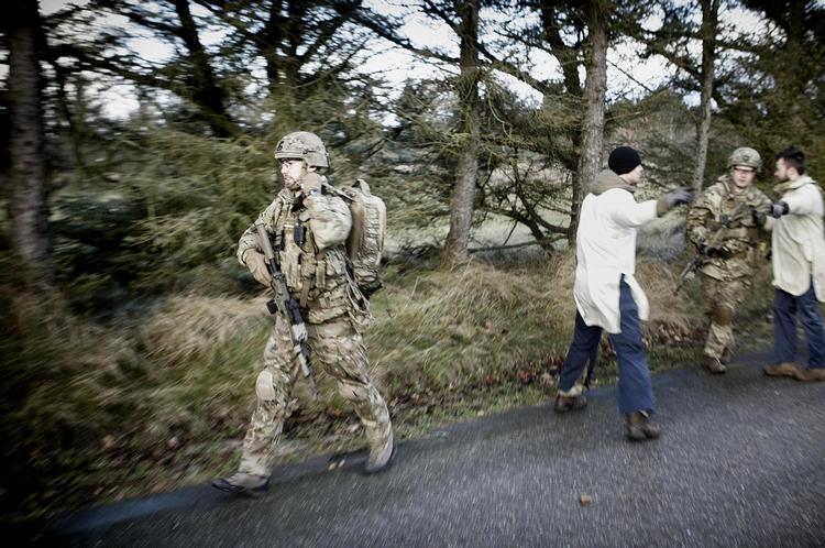På øvelsen forsøger to civile afghanere at hjælpe de danske styrker, kort tid efter deres mandskabsvogn er blevet ramt af en vejsidebombe. De to mænd, der agerer civile afghanere, er tidligere udsendte soldater. 