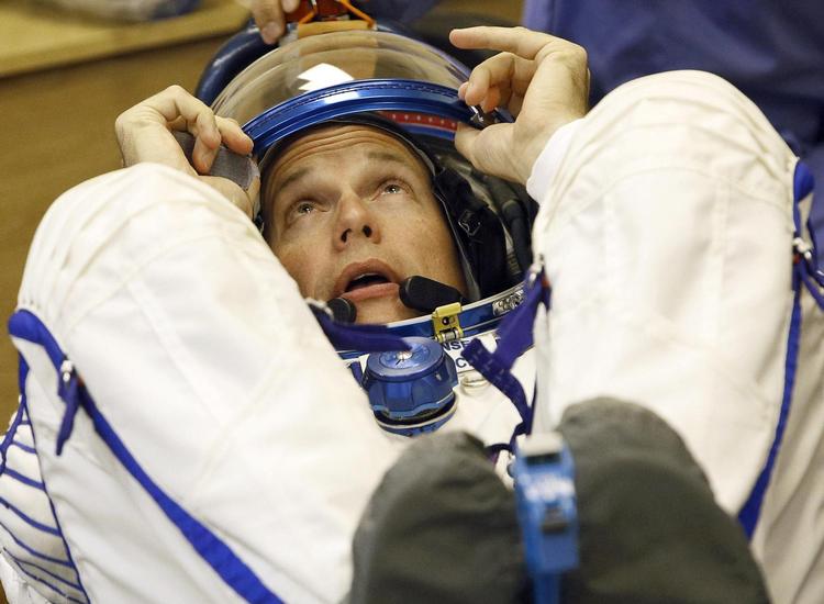 En helt almindelig dag i Andreas Mogensens liv går blandt andet med at sy i en flæskesteg. Han skal nemlig lære, hvordan han kan lappe sine astronautkolleger sammen, hvis uheldet skulle være ude, mens de er i rummet. 