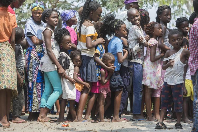 Mange børn i DR Congo venter hver dag på at blive tilset af Anna og hendes kolleger fra Læger Uden Grænser. 