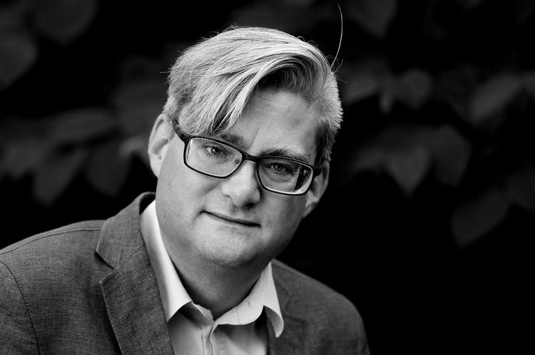 Mellem gruppemøde og spørgetime når Søren Pind at sluge en frokost på Christiansborg-restauranten Brydesen. 