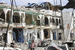Den islamistiske oprørsorganisation al-Shabaab hævder at stå bag bombeangreb, som onsdag ramte et hotel i Somalias hovedstad og dræbte mindst 28. 