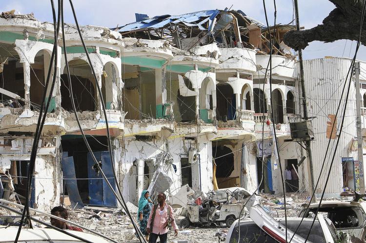 Den islamistiske oprørsorganisation al-Shabaab hævder at stå bag bombeangreb, som onsdag ramte et hotel i Somalias hovedstad og dræbte mindst 28. 
