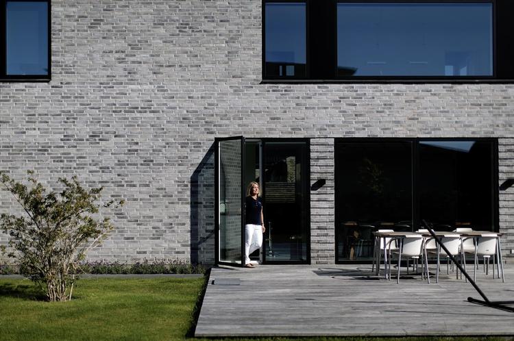 »Der er ikke lighed for loven«, mener Karen-Margrethe Pedersen, der betaler dobbelt så høj grundskyld som naboerne. 