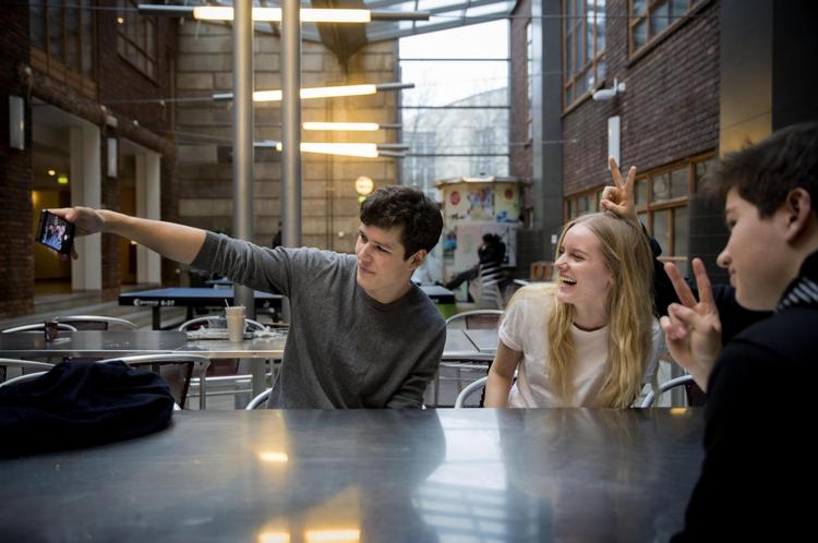 For de unge i 1.P er det naturligt at dele alt. Også interviewet med Politiken, der kommer på klassens Instagram med det samme. De fire venner mener, at samtale og medfølelse skal lære deres generation at dele på den gode måde. Uden at såre. Fra venstre: Carl Emil Wiggers, Malou Bodahl Jensen og Daniel Marcussen. Fingrene tilhører Anna Wilhelma Stetting. 