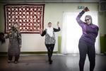 Hvis nogen i Mjølnerparken for ti år siden havde foreslået danseundervisning til indvandrerkvinderne, ville de fleste have rystet på hovedet. Nu er det hverdag. 