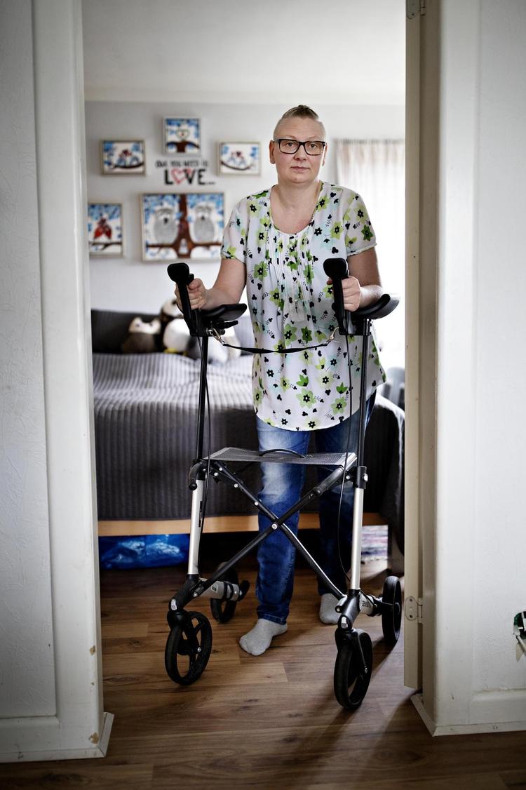 Tenna Skjolddan fra Kalundborg har i Politiken fortalt om, hvad hun oplever som et nyttesløst ressourceforløb. Hun var blandt andet sendt ud som selskabspapegøje på et plejehjem samtidig med, at hun og familien skulle leve på en sten på grund af den beskedne ressourceforløbydelse. 