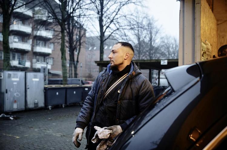 Mohammed '10' Barakji er ved at uddanne sig til ejendomsservicetekniker. Når han har fri, hjælper han Mjølnerparkens unge med at reparere biler, cykler og knallerter. 