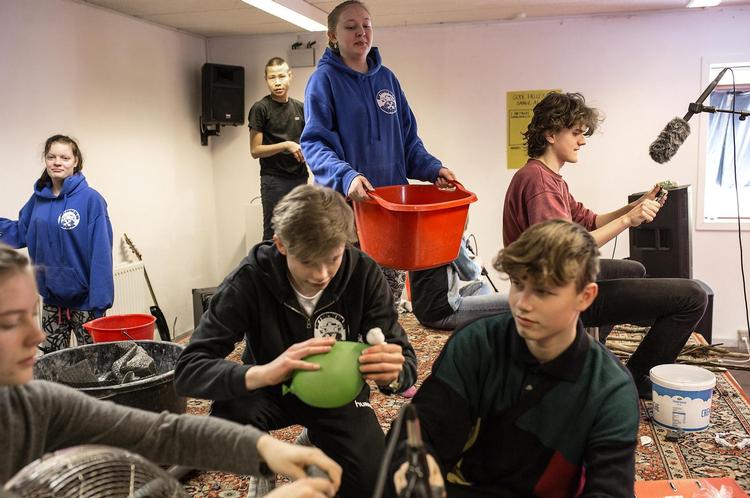 Før vinterferien havde eleverne på Efterskolen Smededal i Mørkøv temauge om klimaet. Her er der gang i eksperimenterne. Skolen får ifølge forstanderen hvert år udsatte elever, der ikke burde være der. Det gælder ingen af disse elever. Ivan Riordan Boll