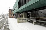 Mølleskolen i Ry går for at være velfungerende. I næsten alle klasser ligger trivslen over landsgennemsnittet. Men på netop den årgang, hvor de fem drenge, der var involveret i brandoverfaldet, går, er trivslen dårlig. 