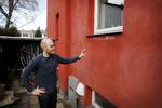 Efter at Anders Eilsø Bergmark og hans kone fik gjort deres hus mere energieffektivt, er besparelsen stor på energiregningen. Før betalte de 23.000 kroner om året - nu er den landet på 6.500. 