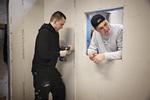 Så er den klaret! 28-årige Ian Appelquist (tv) har netop afsluttet grundforløbet på tømreruddannelsen og leder nu efter praktikplads. Martin Lehmann