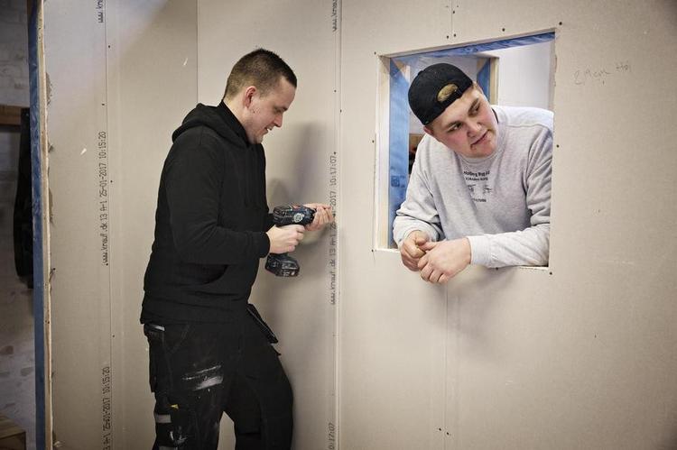 Så er den klaret! 28-årige Ian Appelquist (tv) har netop afsluttet grundforløbet på tømreruddannelsen og leder nu efter praktikplads. Martin Lehmann