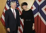 17. februar mødtes forsvarsministrene fra USA og Norge og bekræftede – ifølge USA’s forsvarsministerium – det tætte forhold mellem de to lande. Her møder de to, Ine Eriksen Søreide og James Mattis, pressen. 