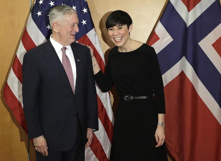 17. februar mødtes forsvarsministrene fra USA og Norge og bekræftede – ifølge USA’s forsvarsministerium – det tætte forhold mellem de to lande. Her møder de to, Ine Eriksen Søreide og James Mattis, pressen. 