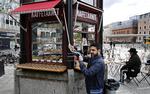I mere end fem år har Kaffetårnet eksisteret ved Nørreport. Efter år i byggerod forventede Abdullah, at forretningen ville blomstre sammen med foråret på den fine nye plads. Nu har kommunen bedt ham flytte 1. april. 