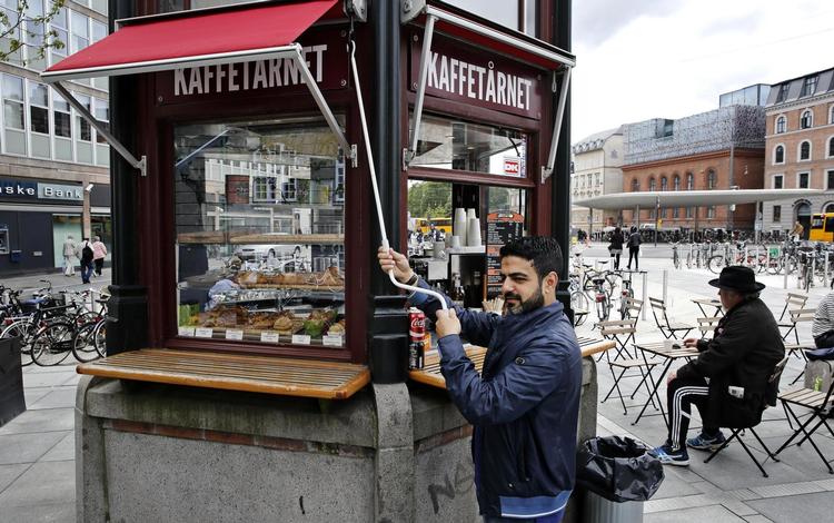 I mere end fem år har Kaffetårnet eksisteret ved Nørreport. Efter år i byggerod forventede Abdullah, at forretningen ville blomstre sammen med foråret på den fine nye plads. Nu har kommunen bedt ham flytte 1. april. 