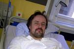 Henrik Winther døde af kødædende bakterier en uge efter en banal knæoperation. Selv om han søgte hjælp fire gange, fik han ikke nok hjælp. Her er han i hospitalssengen efter operationen. 