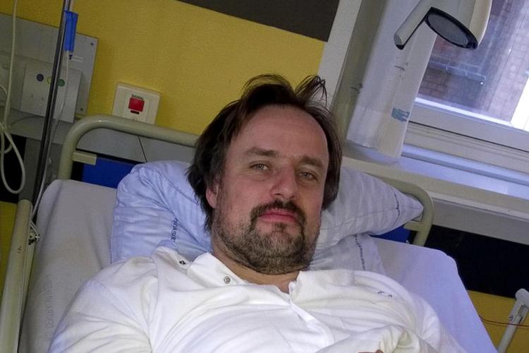Henrik Winther døde af kødædende bakterier en uge efter en banal knæoperation. Selv om han søgte hjælp fire gange, fik han ikke nok hjælp. Her er han i hospitalssengen efter operationen. 