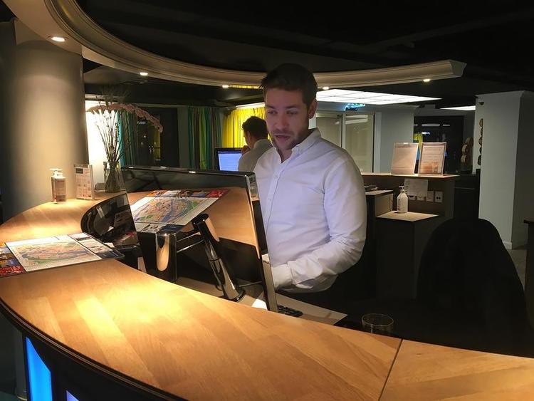 Når Kim Drastrup møder på arbejde på Hotel Absalon, er klokken 23. Han kan tale engelsk, fransk, spansk, portugisisk og lidt tysk med gæsterne. Foto: Kirsten Nilsson 