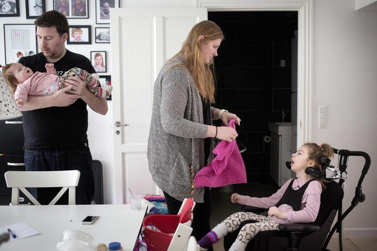 7-årige Silke har på grund af en svær hjerneskade behov for hjælp i alle døgnets timer. Men hendes forældre kæmper en tung kamp med kommunen for at få de basale hjælpemidler, de har behov for, for at få hverdagen til at hænge sammen. 