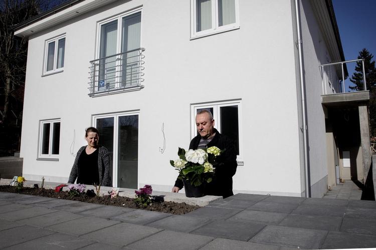 Ajet og Elmije Hasani mener ikke, at de som taxachauffør og rengøringsmedarbejder hører til blandt de rigeste i samfundet. Men deres nye hus kan blive ramt af en ny boligtopskat. »Hvis det bliver for dyrt, må vi sælge«, siger de. 