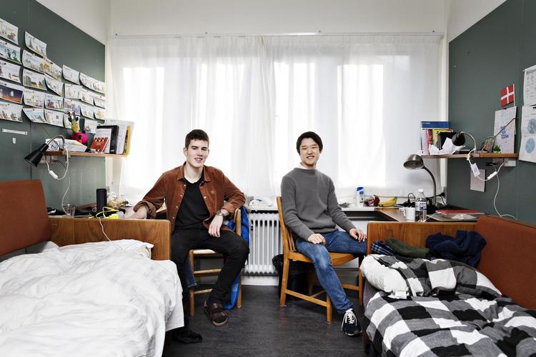 Der er ikke meget plads på det værelse, som Peter og Masato deler. Alligevel har det været helt uden problemer for de to unge mænd at bo sammen. 