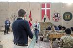 Claus Hjort Frederiksen (V), Mette Frederiksen (S), Kristian Thulesen Dahl (DF) og Morten Østergaard (R) fløj natten til søndag fra Kuwait til al-Asad-basen i Irak, hvor de søndag besøgte de danske styrker. 
