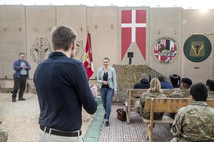 Claus Hjort Frederiksen (V), Mette Frederiksen (S), Kristian Thulesen Dahl (DF) og Morten Østergaard (R) fløj natten til søndag fra Kuwait til al-Asad-basen i Irak, hvor de søndag besøgte de danske styrker. 