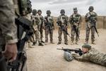 En dansk konstabel underviser irakere i skydeteknik på Al Asad-basen. 