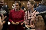 Pia Olsen Dyhr (tv.) og SF besluttede sidste år, at partiet ville lægge en strammere udlændingekurs. Det skubber SF tættere på Mette Frederiksen og Socialdemokratiet og længere væk fra Enhedslisten, Radikale Venstre og Alternativet. 
