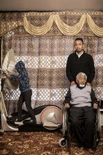 Abdullah Haras er bekymret. For sin far, der er alvorligt syg af kræft. Og for sig selv og familien, der risikerer at blive udvist til Somalia, som de har særdeles ringe tilknytning til. I baggrunden ses en nevø til Abdullah Haras. 