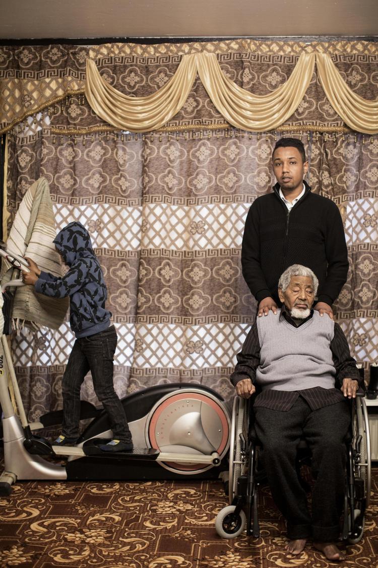 Abdullah Haras er bekymret. For sin far, der er alvorligt syg af kræft. Og for sig selv og familien, der risikerer at blive udvist til Somalia, som de har særdeles ringe tilknytning til. I baggrunden ses en nevø til Abdullah Haras. 