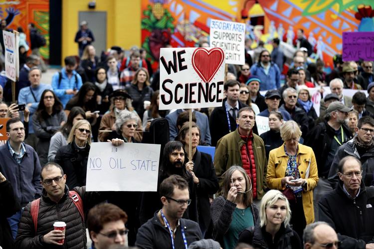 I december var der i San Francisco i USA stor tilstrømning til en demonstration for større respekt for videnskaben. Demonstrationen fandt sted i forbindelse med møde i the American Geophysical Union.  