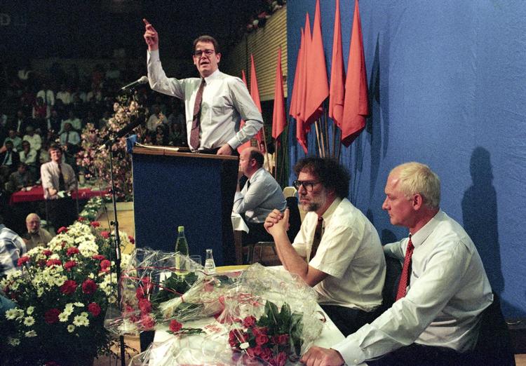 Efter et særdeles følelsesladet opgør om formandsposten i Socialdemokratiet ved en ekstraordinær partikongres i Vejle 11. april 1992 blev Poul Nyrup Rasmussen valgt til partiformand i stedet for Svend Auken. 