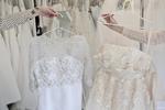Kunderne prøver brudekjolerne i de fysiske butikker og trækker på butikkernes rådgivning, men køber derefter ofte kjolen på nettet. Det har fået flere butikker til at indføre gebyr for prøvning. 
