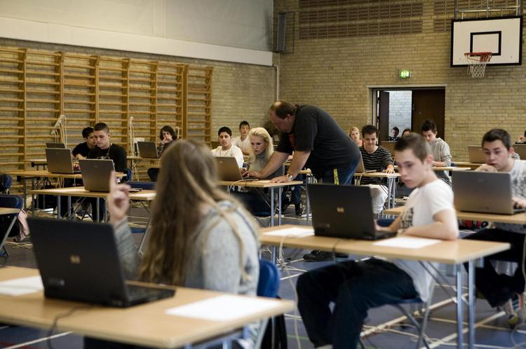 Kirsebærhavens Skole - her ses 9. klasse i gang med digital eksamen i geografi - har flest syge lærere i København. Arkivfoto: Jonas Pryner Andersen 