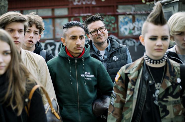 Ifølge Kim Lynbech er det afgørende at tage eleverne med ud i det samfund – her Christiania – som de taler om i timerne. »Jeg bliver simpelthen så glad, når det lykkes mig at engagere dem«, siger læreren. 