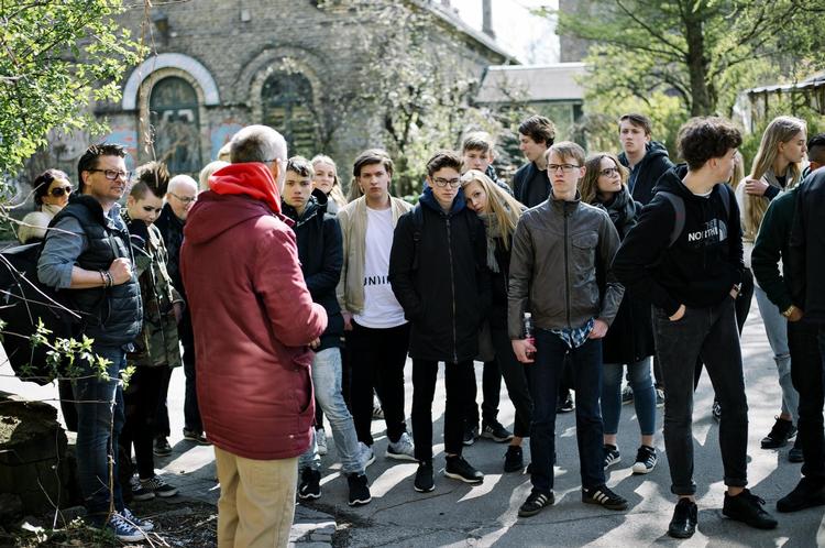 Kim Lynbech (tv.) og Julie Svaneklink Bergh står ved siden af hinanden og lytter på Christianias 'Tante Niels'. 