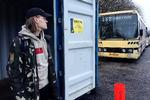 18-årige Sebastian Buelund, der er gymnasieelev, bruger i gennemsnit to timer om dagen på at vente på eller køre i bus: »Jeg ved godt, at de ikke kan sende uendeligt med busser, og at det koster penge. Men jeg kunne altid have været fremme meget før. Det er jeg bare ikke«. 
