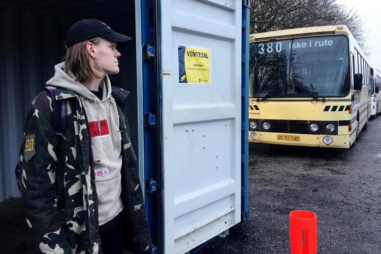 18-årige Sebastian Buelund, der er gymnasieelev, bruger i gennemsnit to timer om dagen på at vente på eller køre i bus: »Jeg ved godt, at de ikke kan sende uendeligt med busser, og at det koster penge. Men jeg kunne altid have været fremme meget før. Det er jeg bare ikke«. 