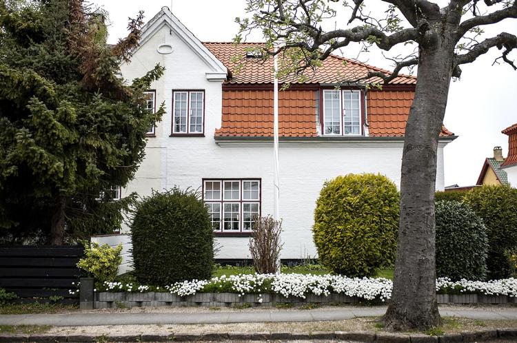 I de gamle arbejderhuse på Frihedsvej, Lighedsvej og Broderskabsvej på Frederiksberg indførte Skat i 2011 en millionærskat.  Men boligskatteaftalen er det sikret, at den høje beskatning af parcelhuse i hovedstadsområdet fortsætter.  