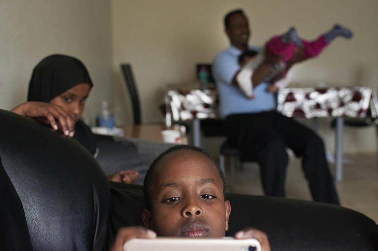 Abdi går i tredje klasse, hans far er buschauffør, og hans mor går på sprogskole. Hele familien står til at blive udvist til Somalia. 