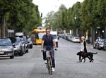 Den tidligere cykelrytter og nuværende sportsdirektør Brian Holm rejser rundt i verden det meste af året. Men Frederiksberg er hjem, og her er han kommunalpolitiker. 
