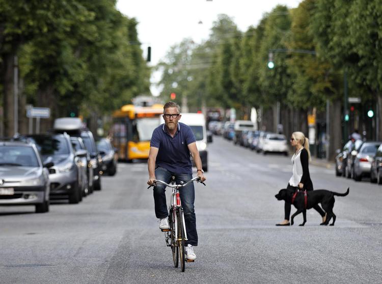 Den tidligere cykelrytter og nuværende sportsdirektør Brian Holm rejser rundt i verden det meste af året. Men Frederiksberg er hjem, og her er han kommunalpolitiker. 