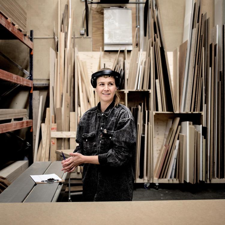 28-årige Mia Filtenborg Borggaard har forladt de akademiske studier på RUC for at uddanne sig til møbelsnedker. 