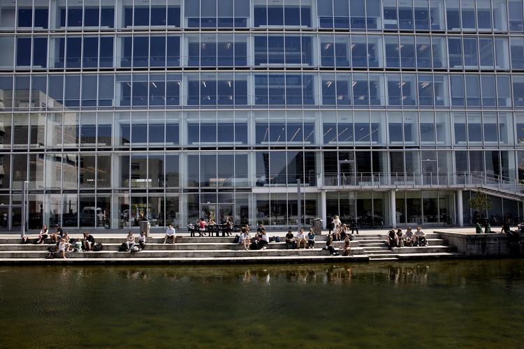 Ved Emil Holms Kanal i København ligger KU. Det er et af de få steder i Danmark, hvor man stadig kan læse sprogfag som for eksempel tysk. 